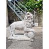 Mondo artistica LEONE STATUA IN PIEDI CHE RUGGISCE CON SFERA PALLA ZAMPA DA GIARDINO IN CEMENTO