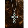 COLLANA CROCE IN ORO BIANCO 18 KT. TIT. 750 CON SMERALDI E BRILLANTI.