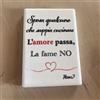 Hero calamita magnete da frigo in ceramica frase divertente l'amore passa la fame no
