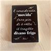 Hero calamita magnete da frigo in ceramica frase divertente movida divano