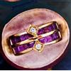 ANELLO EDWARDIAN AGE IN ORO GIALLO 18 KT. TIT. 750 CON RUBINI ROSA E BRILLANTI.