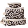 Itzy Ritzy - Set di 3 cubi di imballaggio o organizzatori da viaggio; ogni cubo presenta una parte superiore in rete, doppie cerniere e un manico in tessuto, leopardo