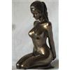 Veronese Statuetta di donna nuda inginocchiata, scultura in bronzo
