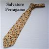 Salvatore Ferragamo Cravatta collo Salvatore Ferragamo nuova mai usata costruzioni gialle persone...