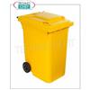 Pattumiera in polietilene GIALLO su 2 ruote, con larga impugnatura del coperchio e fermo posteriore, da litri 360, carico utile 160 Kg, peso 20 Kg, dim.mm.580x880x1098h