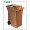 Pattumiera in polietilene MARRONE su 2 ruote, con larga impugnatura del coperchio e fermo posteriore, da litri 360, carico utile 160 Kg, peso 20 Kg, dim.mm.580x880x1098h