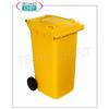 Pattumiera in polietilene GIALLO su 2 ruote, con larga impugnatura del coperchio e fermo posteriore, da litri 240, carico utile 96 Kg, peso 14,2 Kg, dim.mm.573x715x1062h