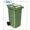 Pattumiera in polietilene VERDE su 2 ruote, con larga impugnatura del coperchio e fermo posteriore, da litri 240, carico utile 96 Kg, peso 14,2 Kg, dim.mm.573x715x1062h