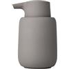 Blomus Sono Dispenser di Sapone, Ceramica Plastica Silicone, Satellite, H 14 cm, T 9,5 cm, Ø 8,5, V 0,25 l