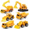 Escavatore giallo giocattolo per bambini con sabbia sul concetto di camion  di giocattoli per bambini sandbox per bambini