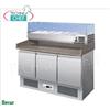 BANCO PIZZA REFRIGERATO, 3 PORTE, vetrina refrigerata profonda 380 mm, capacit 4 bacinelle GN 1 3 (mm 325x175) + 1 GN 1 2 (mm 325x265), temp.+2 +8C, Statico, ECOLOGICO in Classe C, Gas R600a, V.230 1, Kw.0,235, dim.mm.1400x700x1465h