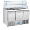 Saladette 3 sportelli con vetro curvo. Piano di lavoro inox. 136,5x70x129,4H.