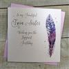 WHITE COTTON CARDS B216-TS - Biglietto di auguri di compleanno per sorella gemella, fatto a mano, con piume decorate, grigio, verde, nero, 16 x 16 cm