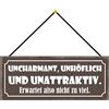 Schatzmix Blechschild Uncharmant unhöflich unattaktiv Metallschild 27x10cm Deko mit Kordel Targa di Metallo da Parete, Lamiera, Multicolore, 27x10 cm