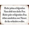 Schatzmix Blechschild Spruch Hinter M. Steht Eine Starke Frau Metallschild 20x30 Tin Sign Targa di Metallo da Parete, Lamiera, Multicolore, 20x30 cm