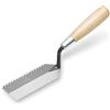 Marshalltown Frattazzo per bordi seghettati Marshalltown, intaglio a V con 6x4,5 mm e manico in legno, frattazzo stretto per posti stretti, dimensioni: 127x51 mm