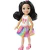 Barbie Chelsea e i Suoi Amici Bambola Brunette con Maglietta Stampa Arcobaleno, per Bambini 3+ Anni, FXG77