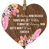 Stuff4 Targa in legno scuro da appendere a forma di cuore con scritta Be Strong Now Because Things Will Get Better, idea regalo per rallegrare qualcuno su, placche con citazioni, Babbo Natale segreto,