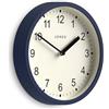 Jones Clocks® Spin Orologio a parete | Piccolo orologio moderno a tondo | 20cm | Blu scuro | Numeri facili da leggere | Ideale per cucina, ufficio, bagno dei bambini o qualsiasi piccolo spazio