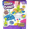 Kinetic Sand, Set Gioco Squish N' Create, Sabbia Colorata in 3 variazioni, Sabbia cinetica 382 g, 5 Accessori per Modellare la Sabbia, Giocattoli per Bambini e Bambine 3 Anni