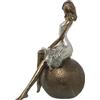 DRW Figura di una donna seduta in una palla di resina bianca e dorata 18x11x24cm