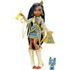 Monster High - Cleo de Nile, bambola snodata alla moda, dai capelli con ciocche blu, con accessori e cagnolino, Giocattolo per Bambini 4+ Anni, HHK54