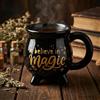 MIJOMA Tazza con scritta Believe in Magic in ceramica nera, 350 ml, per caffè, tè e cioccolata calda