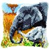 VERVACO Kit Latch Hook Cuscino Cucciolo di Elefante E Sua Madre Kit Gancio di Chiusura Tappeto ca. 40 x 40 cm Set Ricamo Principianti Casa Decorazioni attività Creative Adulti Hobby Gobelin Cuscino