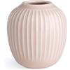 HAK Kähler Kähler Hammershoi Vase aus Porzellan mit Rillen, moderne Vase, rund, bauchige, skandinavisches design Vase für Blumen, Rosa, 13cm