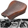 KATUR Cuscino per Sella Monoposto per Motocicletta Cuscino Sedile Pilota Anteriore Nero Cucitura per Sedile in Pelle Sintetica con Harley Sportster 72 48 1200X 1200V 2010-2015 (Crocodile Marrone)