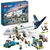 LEGO City Aereo Passeggeri, Modellino di Aeroplano Giocattolo da Costruire con 9 Minifigure e Veicoli dell'Aeroporto: Autobus, Trattore Aeroportuale, Camion del Catering e Furgone, Idea Regalo 60367