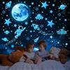 Tarklanda 1199 Pezzi Adesivi da Parete Fluorescenti Stelle Luna Puntini Astronauta Fluorescenti Decorazione Adesivo Murali Sticker da Muro per la Casa Camera da Letto Cameretta Finestra Soggiorno