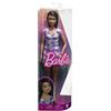 Barbie - Bambola Fashionistas alta con capelli neri mossi, abito vichy con intagli e accessori, giocattolo per bambini, 3+ anni, HPF75