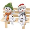 Dekohelden24 Bambini con neve con cappello e sciarpa in rosso-verde come sedili per bordi, set da 2 pezzi, lunghezza x larghezza x altezza per statuetta, 6,5 x 6,5 x 12 cm, 12 cm