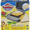 Play-Doh Hasbro Sandwich formaggioso (Playset con 1 vasetto di Pasta da Modellare Elastix, 6 vasetti di Pasta da Modellare Accessori, Kitchen Creations).