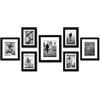 Americanflat Set Cornici Foto da Parete, 7 Pezzi, Nero - Una Cornice da 28x36 cm, Due da 20x25 cm e Quattro Cornici 13x18 cm - Composizione Portafoto da Parete con Vetro Infrangibile