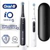 Oral-B Spazzolini Elettrici Ricaricabili iO 5 Bianco e Nero, 2 Spazzolino Elettrico Oral B, 2 Testine, Custodia Da Viaggio, Confezione Doppia, Pulizia Denti Efficace