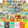 Carte Pokemon originali include: confezione da 50 comuni, 10 energie, una  busta di carte Pokemon in inglese, 1 Carta Pokemon V, 2 Reverse Holo, 1