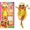 Rainbow High Swim & Style - Sunny (giallo) - Bambola da 28 cm con confezione scintillante e oltre 10 outfit - Costume da bagno rimovibile, sandali, accessori divertenti - Età 4-12 anni