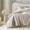 ROOM99 Feel Elegante copriletto in beige, 240 x 260 cm, versatile come copriletto o copridivano, coperta per letto e divano, trapunta stile ideale come bedspread velluto