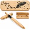Amore Legno Sforza Penna Stilografica Elegante, Idee Regalo Uomo e Donna, Regali Laurea Compleanno con Frasi Motivazionali, Scatola in Legno di Bamboo (Carpe diem)