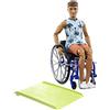 Barbie - Barbie Fashionistas Bambola Ken con sedia a rotelle e rampa con capelli castani, t-shirt da spiaggia e pantaloncini arancioni, abiti e accessori, giocattolo per bambini 3+ Anni, HJT59