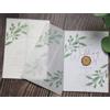 Puremigo Confezione da 50 giacche in pergamena pre-piegate con stampa verde eucalipto per inviti da 12,7 x 17,8 cm, carta pergamena da 105 g/m², giacche da 12,7 x 17,8 cm, buste per inviti di nozze in