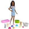Barbie Playset Bagnetto ai Cuccioli con Bambola e 2 Cagnolini, Giocattolo per Bambini 3+ Anni, FXH12
