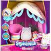 Squishville Deluxe Playscene-Include 2 Pollici Paulita The Pink Tabby Cat, Sedia a Secchio, Sacco a Pelo e Scena Glamping-Giocattoli per Bambini, Multicolore, Play Scene, SQM0210