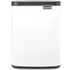 Brabantia Pattumiera Bo 7L - Piccolo ed elegante - Apertura e chiusura soft - Igienico e poco ingombrante - appendibile a parete - Per bagno, toilette, camera da letto - White
