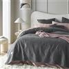 ROOM99 Feel Elegante copriletto grigio scuro, 220 x 240 cm, versatile come copriletto o copridivano, coperta per letto e divano, trapunta stile ideale come bedspread velluto