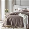ROOM99 Feel Elegante copriletto in marrone, 240 x 260 cm, versatile come copriletto o copridivano, coperta per letto e divano, trapunta stile ideale come bedspread velluto