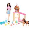 Barbie - Playset Stalla, set con bambola alla moda, piccolo pony e 10 accessori inclusi, ispirato alla serie Netflix I misteri di Barbie - Alla ricerca del cavallo scomparso, 3+ anni, HXJ40