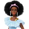 Barbie - Bambola con pattini a rotelle rosa e cucciolo, con capelli ricci neri in stile afro e outfit alla moda, indossa una blusa e tanti accessori, giocattolo per bambini, 3+ anni, HPL77